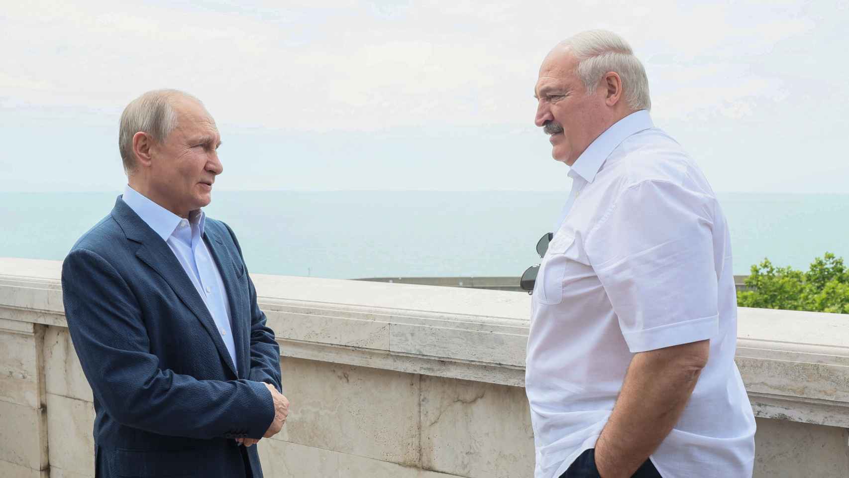 Vladimir Putin y Alexander Lukashenko durante su reunión en Sochi, Rusia este junio.