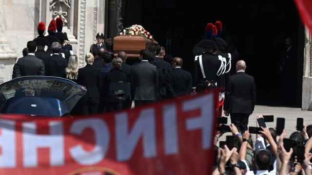 La Curva Sud, los seguidores del AC Milan, se reúnen en el funeral de Estado de Silvio Berlusconi, presidente del club.