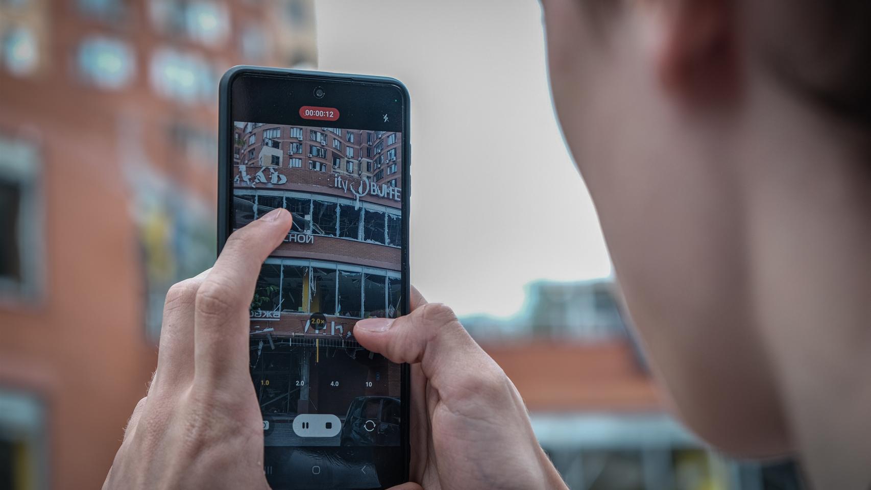 A man records with his mobile how the buildings that a Russian Kalibr-type missile hit were left.