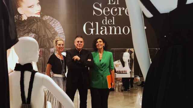 El diseñador Hannibal Laguna con su hermana Isabel Angulo y la comisaria Cristina Martínez.