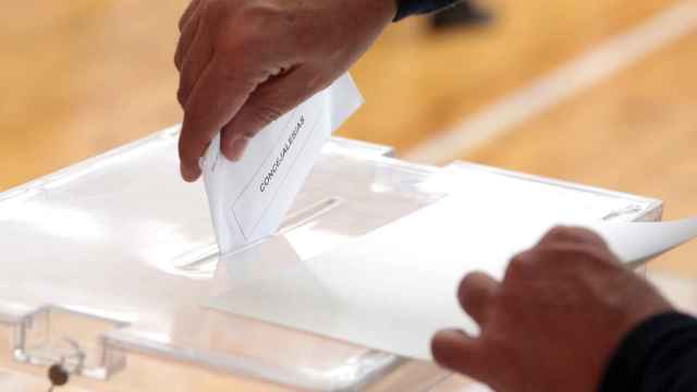 Una persona echa su voto a la urna en León en las elecciones municipales del 28M