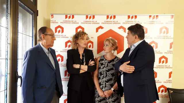 La directora general de Vivienda de la Junta de Castilla y León, María Pardo, visita la oficina antiocupación de Zamora