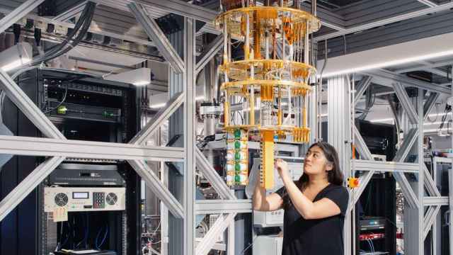Una investigadora revisa un ordenador cuántico de IBM.