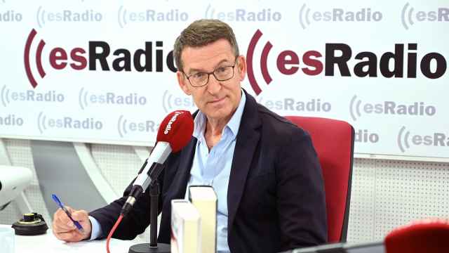 El presidente del PP, Alberto Núñez Feijóo, este miércoles en los estudios de esRadio.