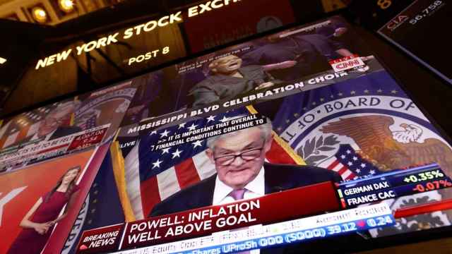 Una pantalla de la Bolsa de Nueva York muestra al presidente de la Reserva Federal (Fed), Jerome Powell, durante una rueda de prensa.