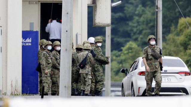 Soldados del Ejército de Japón tras el tiroteo en Gifu.