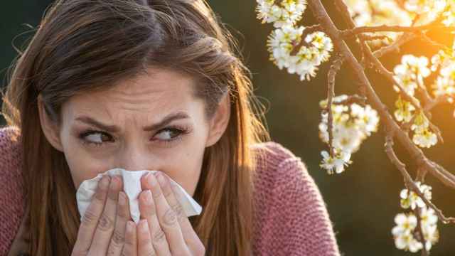 Una mujer con alergia al polen.