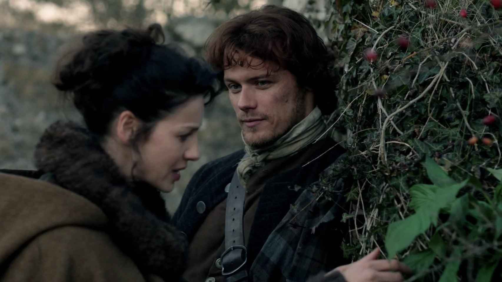 Jamie mira a Claire en una escena de 'Outlander'.
