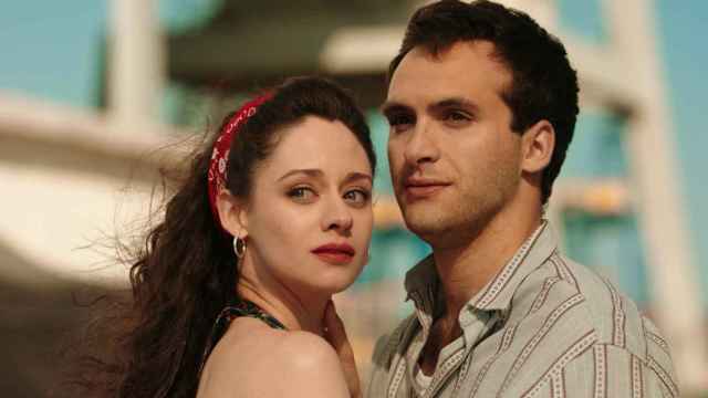 Ricardo Gómez y Elena Rivera vuelven a 'Cuéntame': Carlos y Karina estarán en el último capítulo de la serie de TVE
