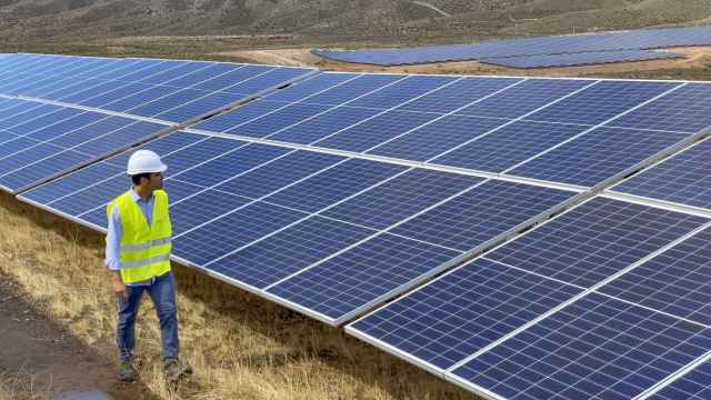 Un técnico revisa una de las plantas solares de Aquila Clean Energy en España.