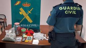 Efectos requisados por la Guardia Civil al detenido y a los dos ocupantes del vehículo