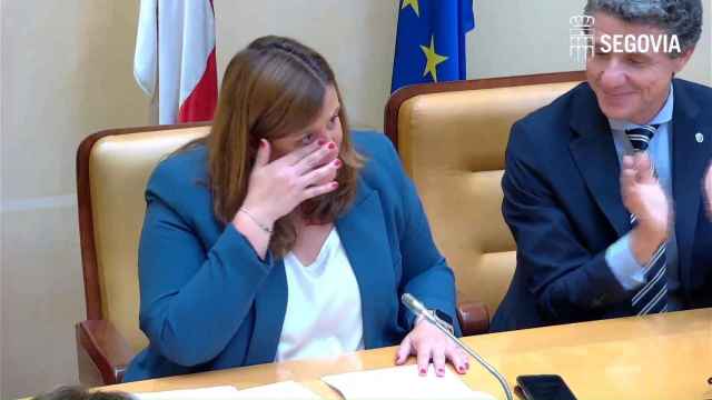 La alcaldesa de Segovia, Clara Martín, se despide entre lágrimas del Ayuntamiento