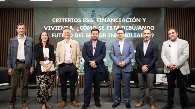 De derecha a izquierda: Bruno Sauer (Green Building Council España), Marta Contreras (KPMG),  Juan Antonio Luque (Habitat), Arturo Criado (El Español), Carlos Heijnen (Habitat),  Jaime Marín Otero (BBVA), José Andrés Martínez (AENOR)