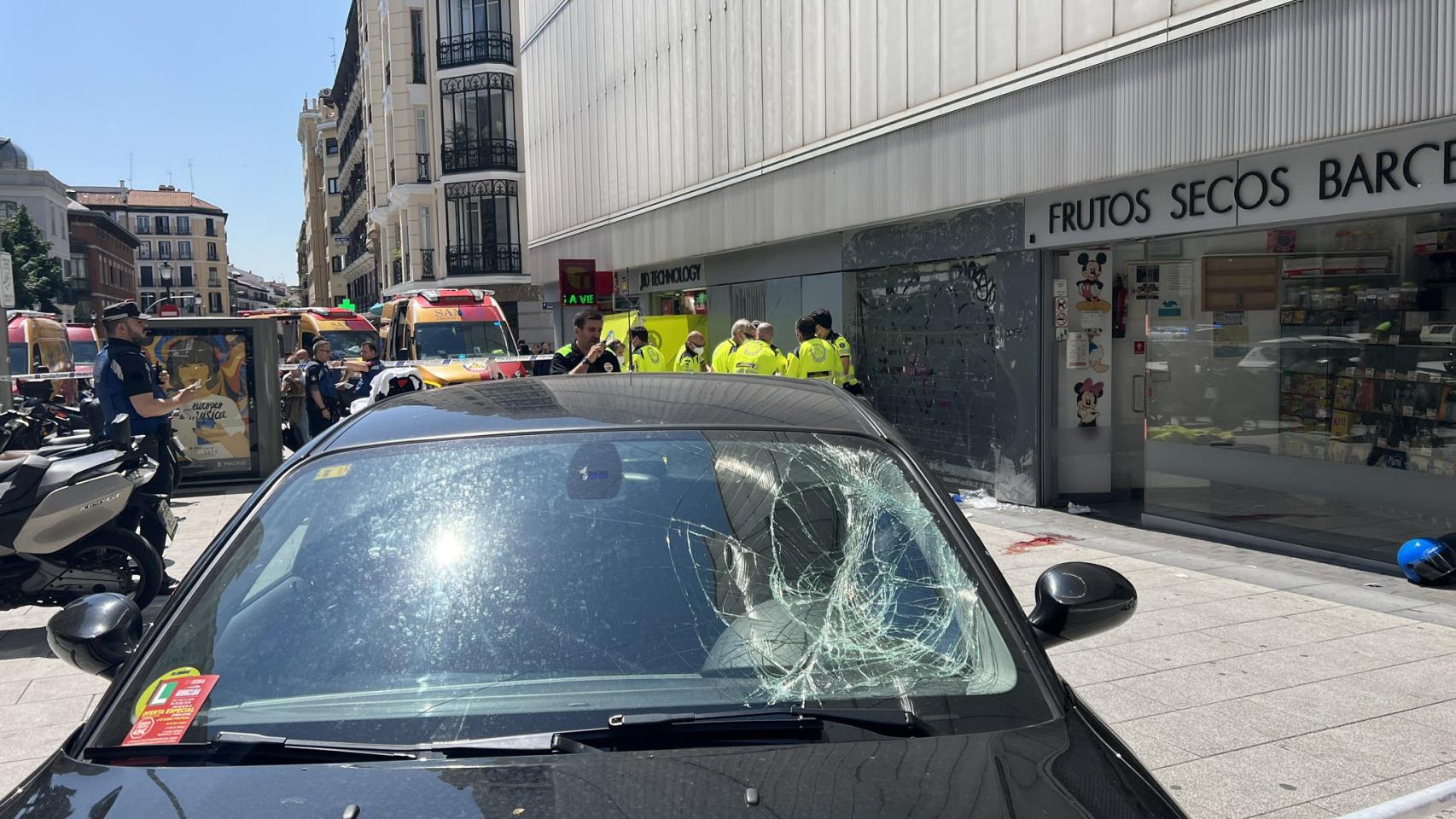 Tres heridos en un atropello múltiple en el centro de Madrid un coche invade la acera tras chocar con un taxi imagen