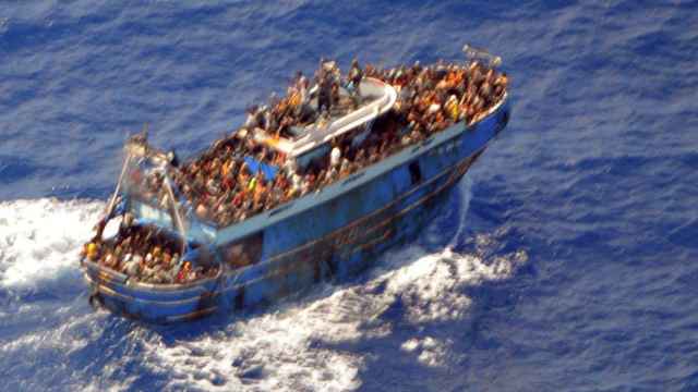 Barco pesquero de migrantes antes de volcar.