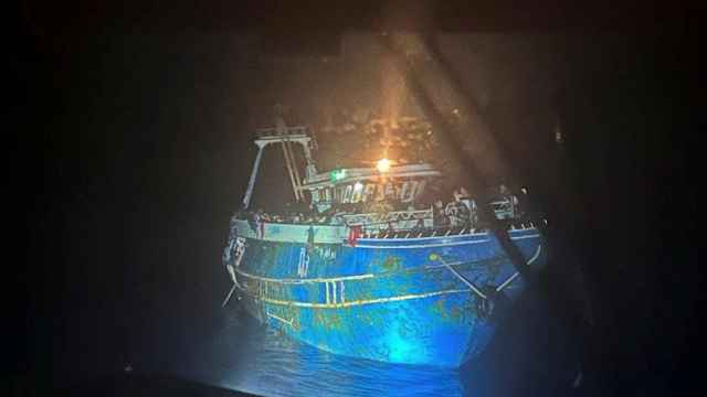 Imagen del barco naufragado en aguas del mar Jónico.