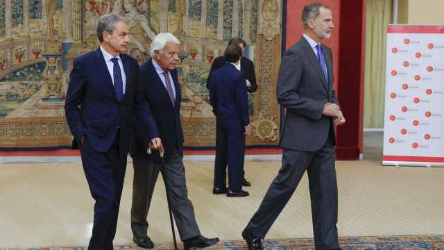 El rey Felipe VI junto a los expresidentes del Gobierno de España José Luis Rodríguez Zapatero y Felipe González.