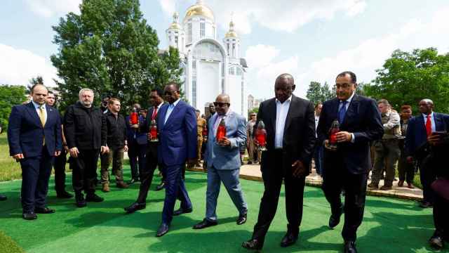 El presidente de Zambia, Hakainde Hichilema, el presidente de Senegal, Macky Sall, el presidente de la Unión de las Comoras, Azali Assoumani, el presidente de Sudáfrica, Cyril Ramaphosa, y el primer ministro de Egipto, Mustafa Madbuly.