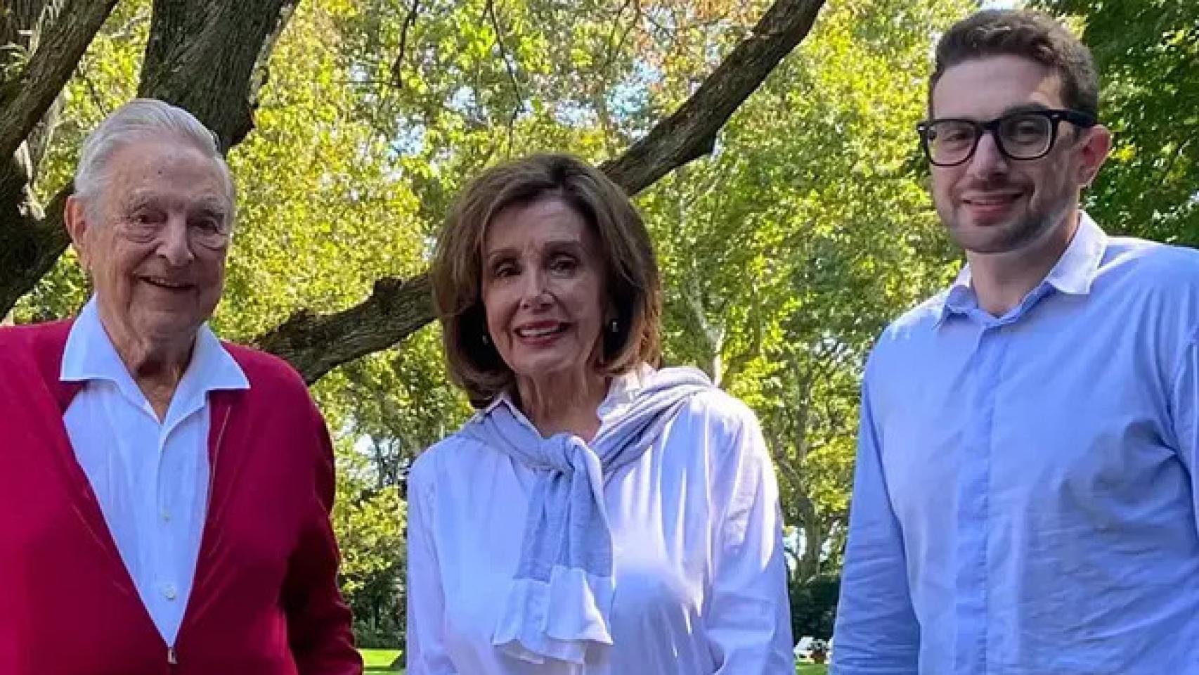 George y Alexander Soros junto Nancy Pelosi, expresidenta del Congreso de EEUU.