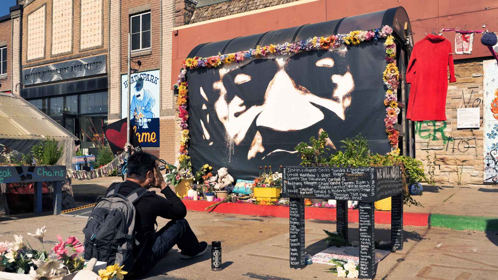 Un hombre reflexiona frente al monumento a George Floyd en el tercer aniversario de su fallecimiento en Minneapolis.