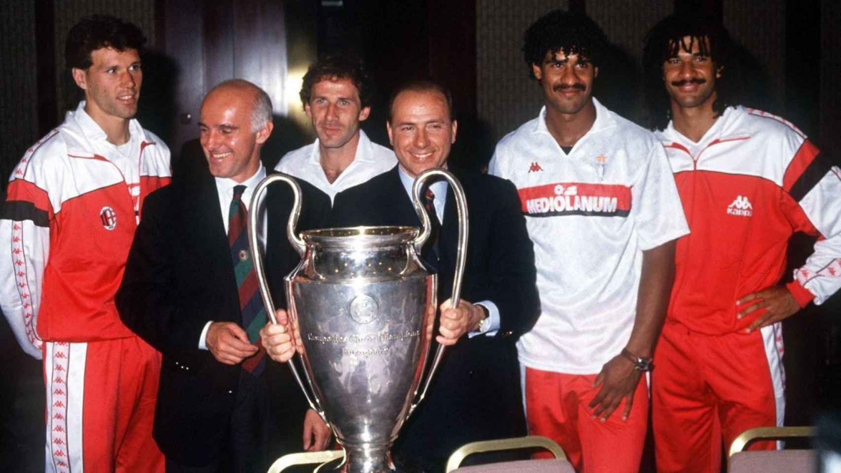 Sacchi y Berlusconi junto a Van Basten, Baresi, Rijkaard y Gullit