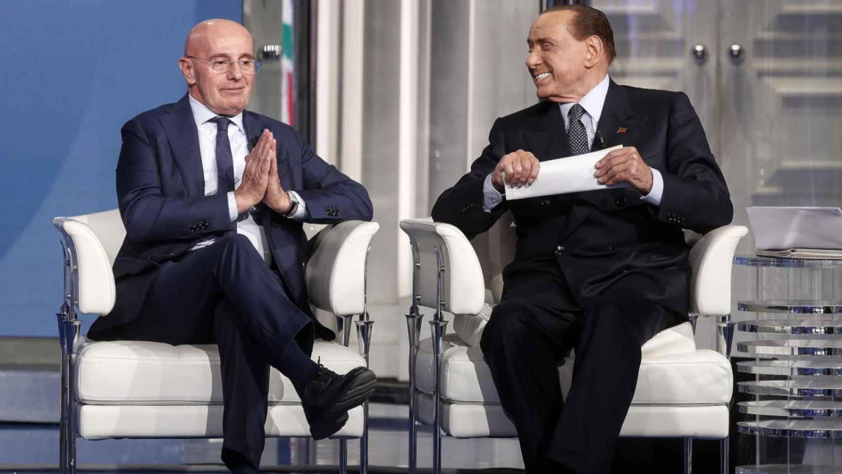 Sacchi y Berlusconi, en el programa Porta a Porta, en una de sus últimas imágenes juntos