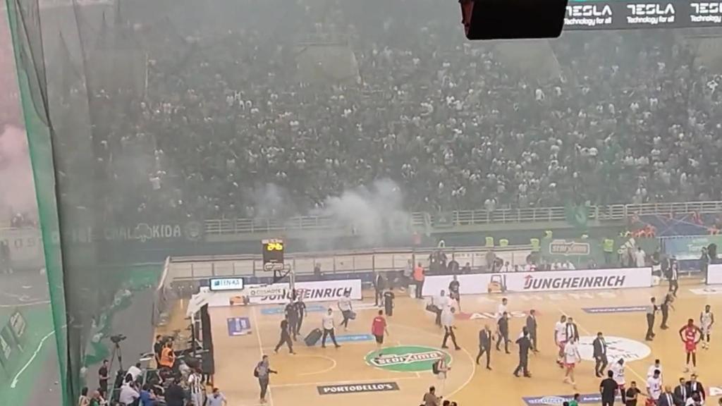 Momento en el que el partido entre el Panathinaikos y el Olympiacos es suspendido.