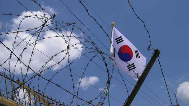 Una bandera surcoreana ondea en la zona desmilitarizada (DMZ).