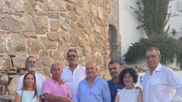 El equipo de gobierno de Alozaina formado por PSOE e IU.