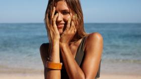Una mujer feliz en la playa.