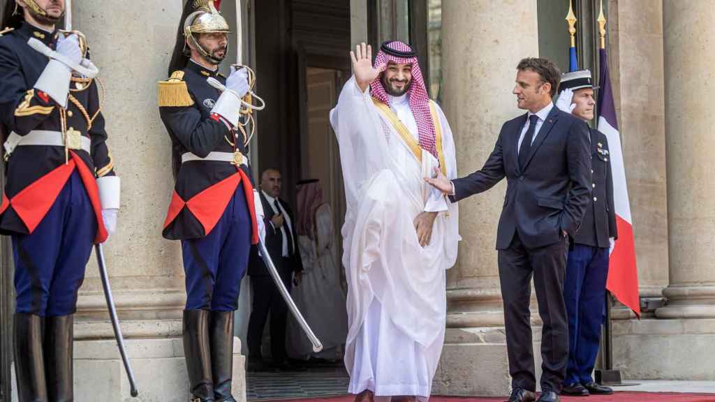 El presidente francés Emmanuel Macron (R) da la bienvenida al príncipe heredero saudí Mohammed bin Salman Al Saud (L) a su llegada para una cena-almuerzo en el palacio del Elíseo en París.