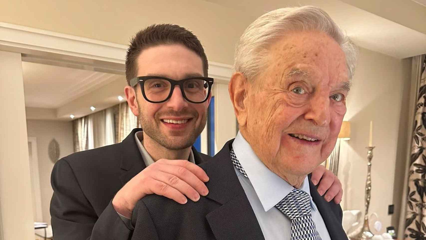 Alexander y George Soros, en una foto en redes sociales.