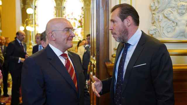 Jesús Julio Carnero y Óscar Puente en la constitución del Ayuntamiento de Valladolid