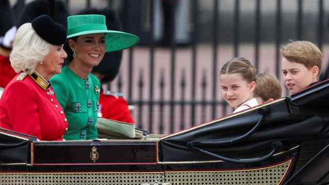 La reina Camila junto a Kate Middleton y los príncipes George, Charlotte y Louis, en el Trooping the Colour.