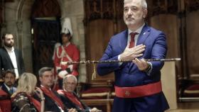 Jaume Collboni, con el bastón de mando de la Alcaldía de Barcelona