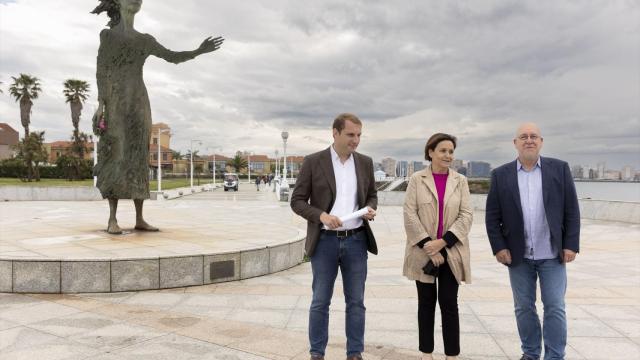 El secretario general de Foro Asturias y candidato a la Presidencia del Principado de Asturias, Adrián Pumares (izda), acompañado de la presidenta del partido y candidata a la Alcaldía de Gijón, Carmen Moriyón, en Gijón