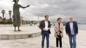 El secretario general de Foro Asturias y candidato a la Presidencia del Principado de Asturias, Adrián Pumares (izda), acompañado de la presidenta del partido y candidata a la Alcaldía de Gijón, Carmen Moriyón, en Gijón