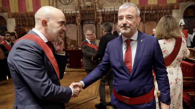 Daniel Sirera (PP) felicita al nuevo alcalde de Barcelona, el socialista Jaume Collboni, tras votarle en el pleno municipal de este sábado.