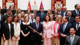 El alcalde de Madrid, José Luis Martínez Almeida, posa junto a sus concejales y a la presidenta en funciones de la Comunidad de Madrid, Isabel Díaz Ayuso (c), tras el pleno constitutivo del Consistorio madrileño, este sábado.