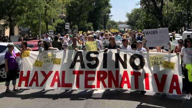 Manifestación en la calle Áncora contra la tala, este sábado, en Madrid.