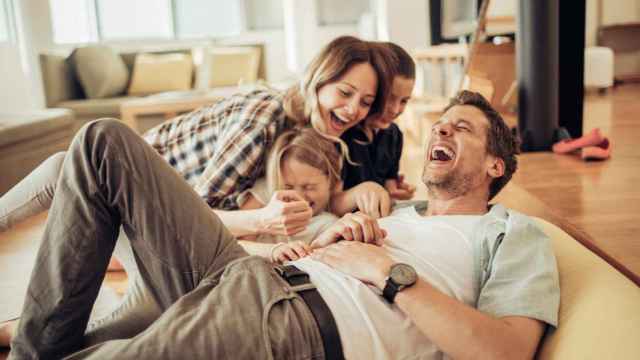 Los miembros de una familia, riendo. Foto: iStock.