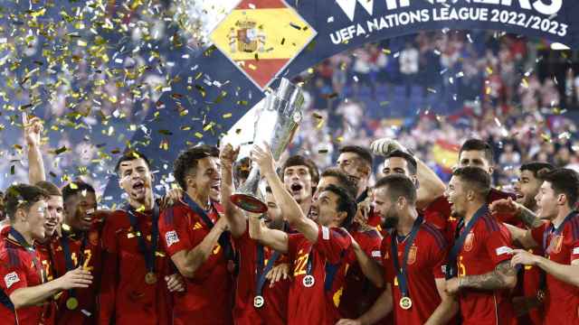 España levantando el trofeo de campeón de la UEFA Nations League.