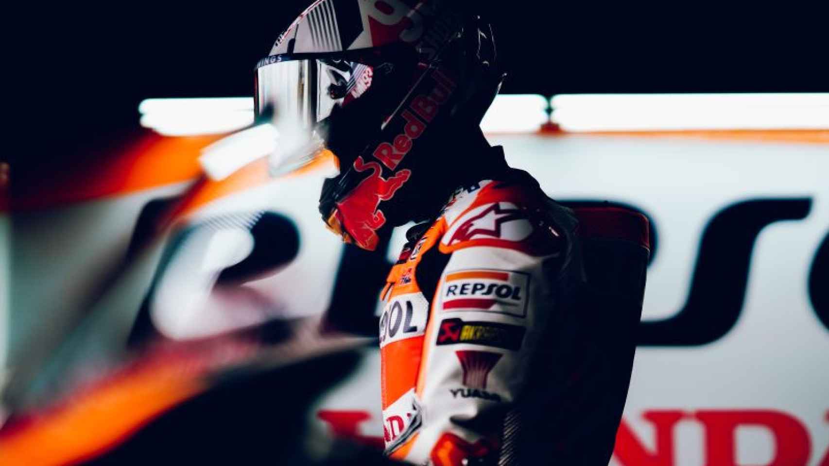 Un cabizbajo Marc Márquez, en el box del equipo Repsol Honda en Sachsenring