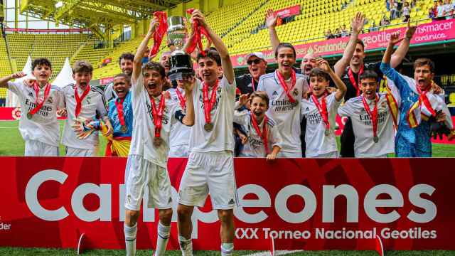 Los jugadores del Alevín A del Real Madrid celebran su victoria en LaLiga Promises.