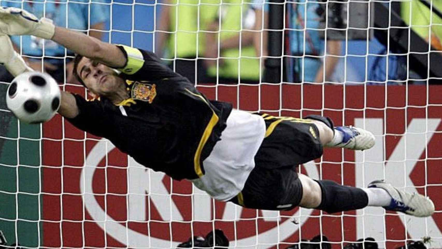 Iker Casillas detiene un penalti frente a Italia en la Eurocopa de 2008.