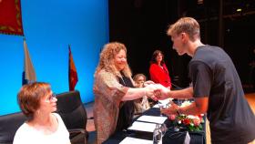 La vicerrectora Rosario Ferrer en la entrega de premios.