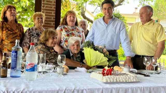 Paula celebra 103 años junto a su familia y al alcalde de Candeleda