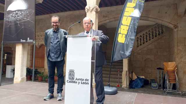 El director del FÀCYL, Rodrigo Tamariz, junto al consejero de Cultura, Gonzalo Santonja, en la clausura del Festival