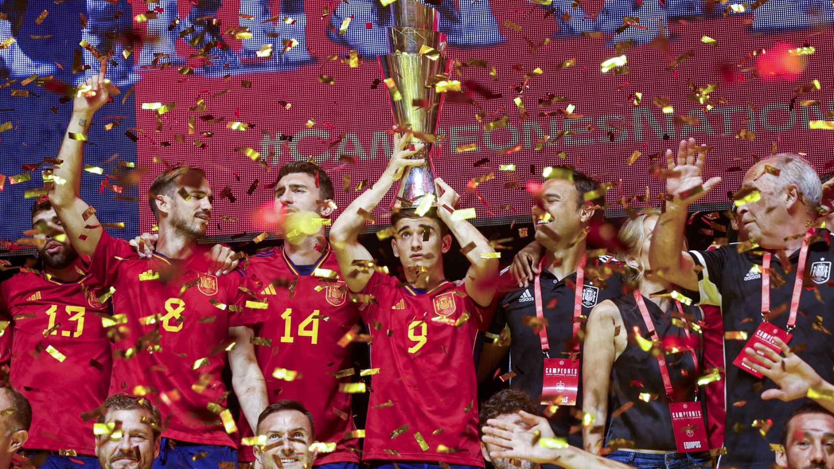Gavi, con el trofeo de la UEFA Nations League en la cabeza durante la celebración de la Selección