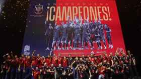 Jugadores y cuerpo técnico de la selección española, durante la celebración de la UEFA Nations League